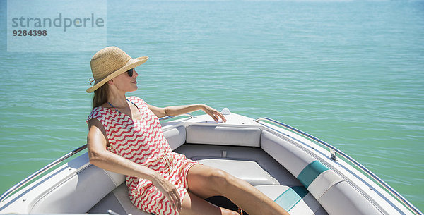Frauen entspannen sich im Boot auf dem Wasser
