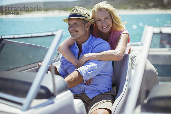 Älteres Paar entspannt sich auf dem Boot