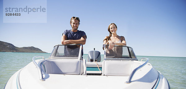 Paar steht im Boot auf dem Wasser