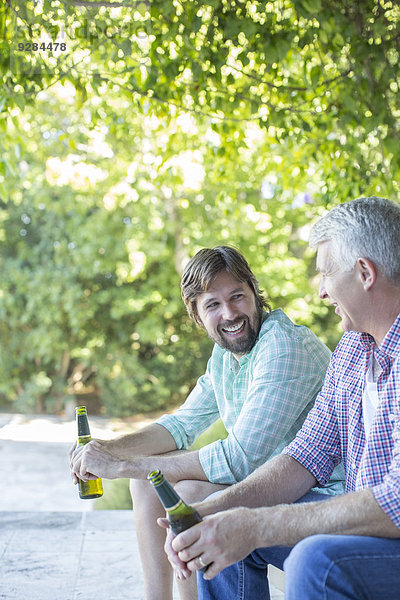 Vater und Sohn trinken im Freien