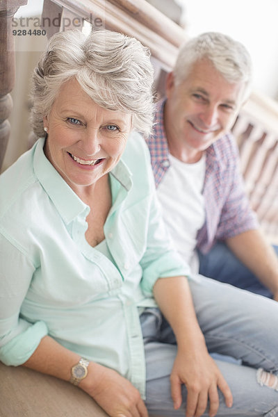 Älteres Paar sitzt zusammen auf einer Treppe