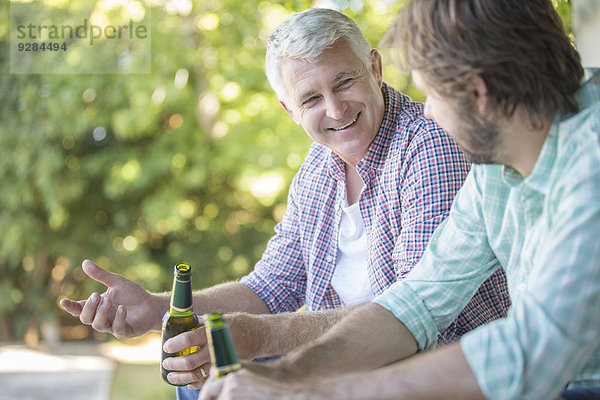 Vater und Sohn trinken im Freien