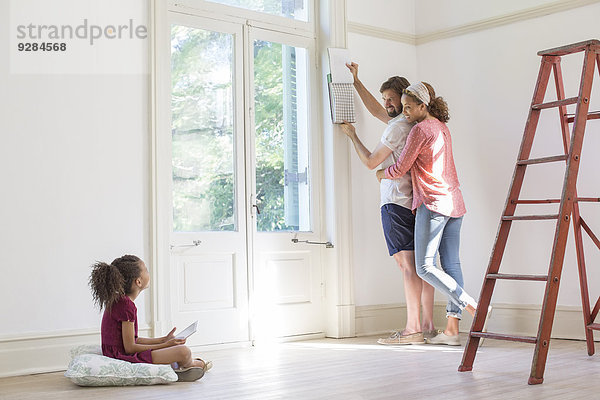 Familie richtet gemeinsam ein neues Zuhause ein