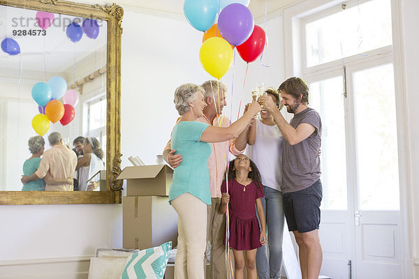 Familienfeier mit Getränken und Ballons