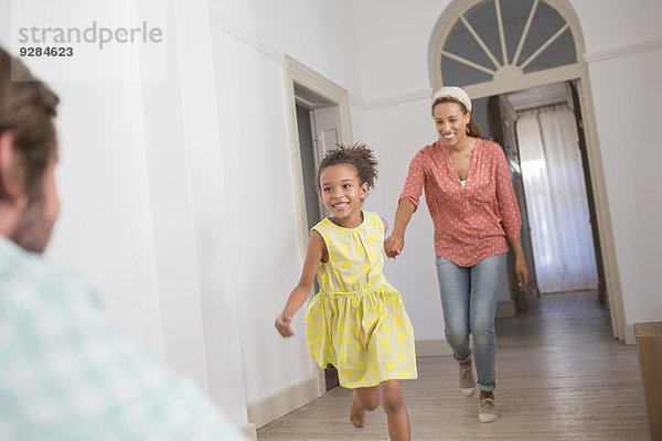 Mutter und Tochter rennen auf Vater zu