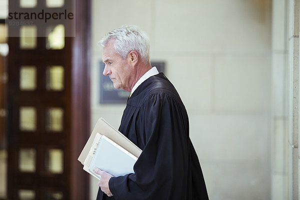 Richter geht durch das Gerichtsgebäude