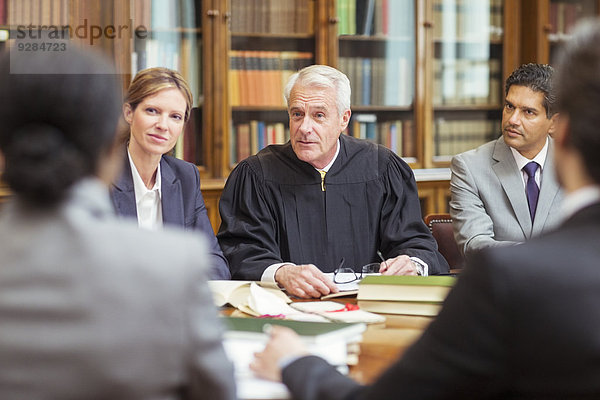 Richter im Gespräch mit Anwälten in der Kanzlei