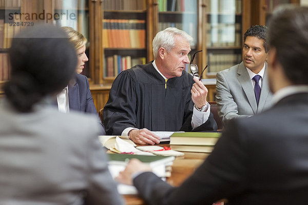 Richter und Anwälte sprechen in Kammern