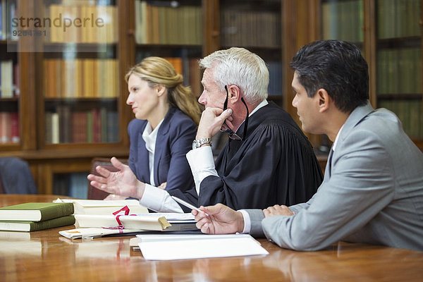 Richter und Anwälte sprechen in Kammern