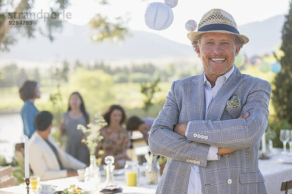 Älterer Mann beim Picknick mit der Familie