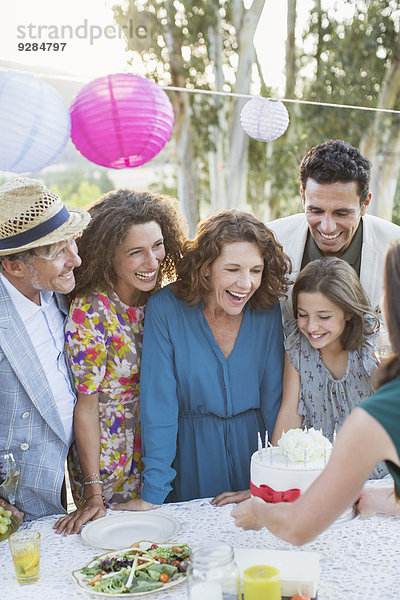 Familie feiert Geburtstag mit Familie