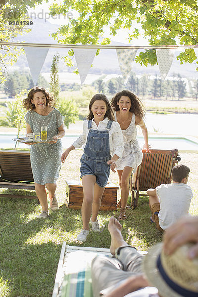 Familie läuft gemeinsam durch den Park