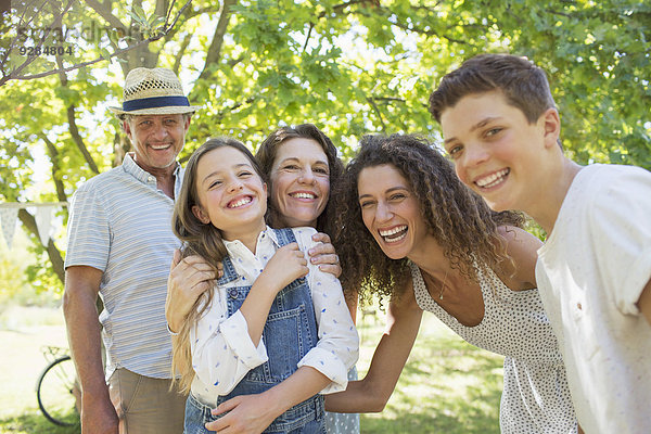 Lächelnde Familie beim gemeinsamen Spielen