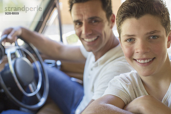 Vater und Sohn fahren zusammen im Auto