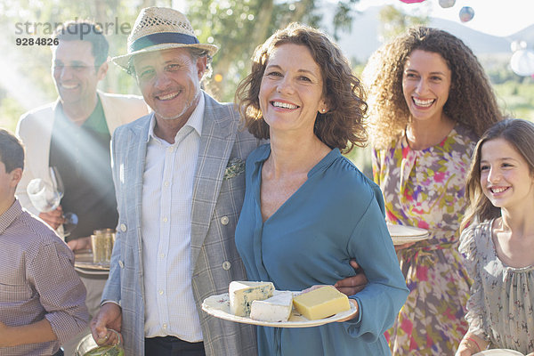 Ältere Paare umarmen sich beim Familienpicknick