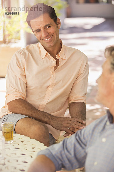 Vater und Sohn saßen am Tisch und genossen die Natur.