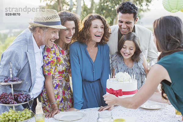 Familie feiert Geburtstag mit Kuchen