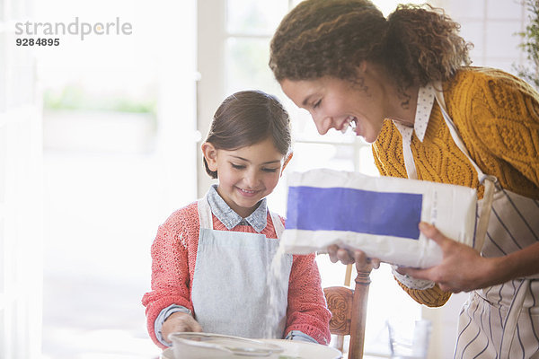 Mutter und Tochter beim gemeinsamen Backen