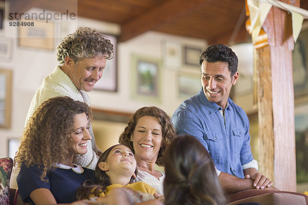 Familie versammelt sich auf der Couch