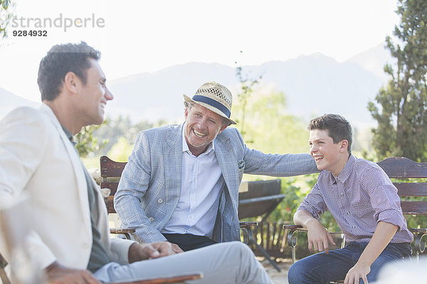 Drei Generationen von Männern entspannen sich im Freien
