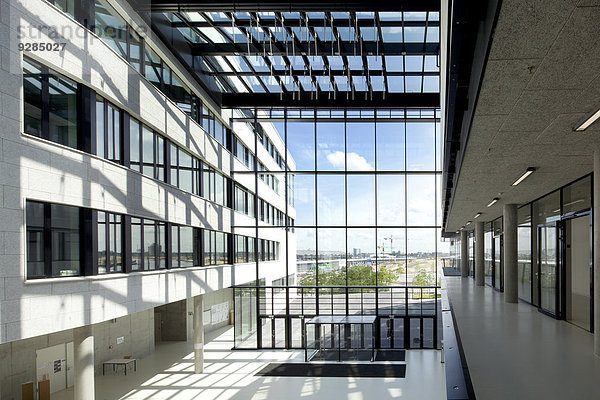 Zwei mit einer Halle verbundene Gebäude der Hafencity Universität Hamburg  Hamburg  Deutschland