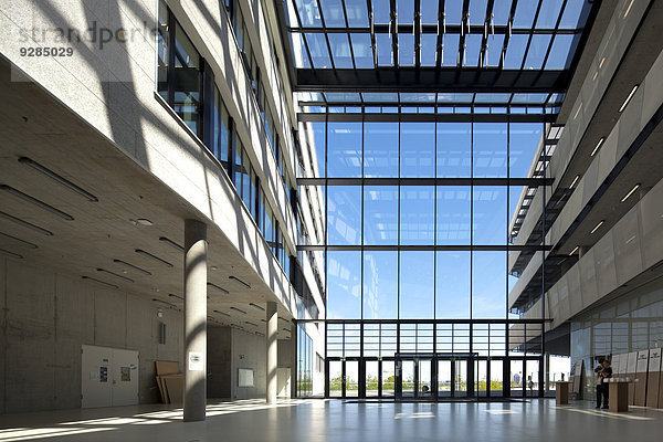Mehrgeschossige verglaste Halle der Hafencity Universität Hamburg  Hamburg  Deutschland