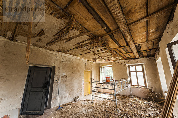 Fehlboden einer renovierungsbedürftigen Decke eines alten Schulgebäudes aus dem frühen 19. Jahrhundert