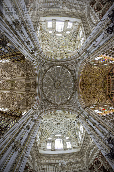 Die in die Mezquita hineingebaute Kathedrale  Mezquita-Catedral de Córdoba  Córdoba  Andalusien  Spanien