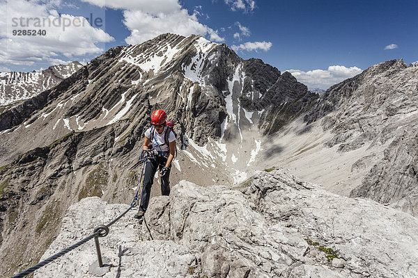 Bergsteiger beim Aufstieg über den Imster Klettersteig auf den Maldonkopf in den Lechtaler Alpen  Hochimst  Imst  Tirol  Österreich