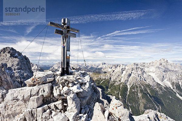 Gipfelkreuz der Sextner Rotwand  hinten die Dreischusterspitze  unten das Altsteintal  Dolomiten  Sexten  Hochpustertal  Südtirol  Trentino-Südtirol  Italien