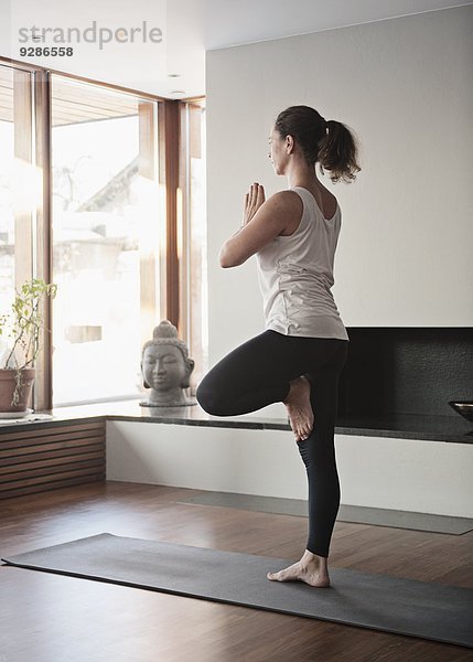 Interior zu Hause Frau Yoga