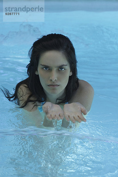 Junge Frau im Pool  Portrait