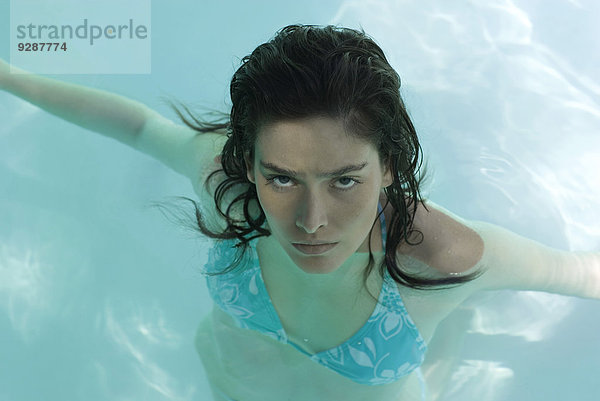 Frau im Pool  Portrait