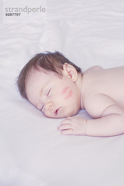 Babyschlaf im Bett  Lippendruck auf der Wange