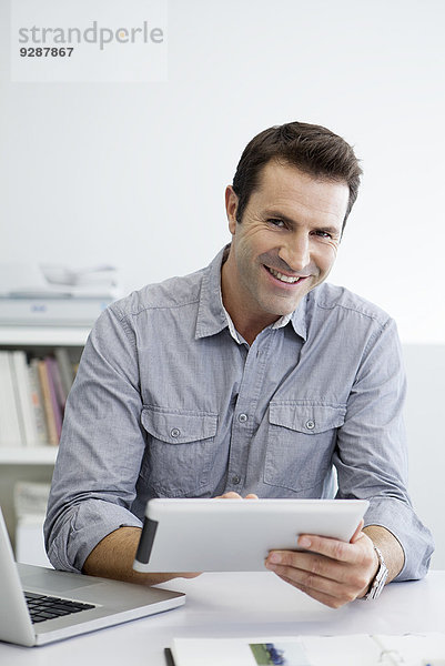 Büroangestellter mit digitalem Tablett