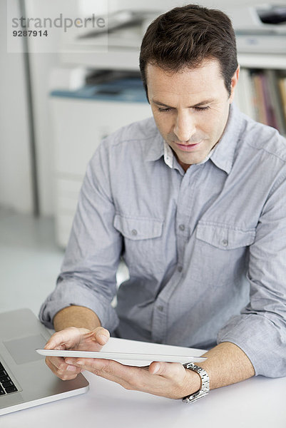 Büroangestellter mit digitalem Tablett