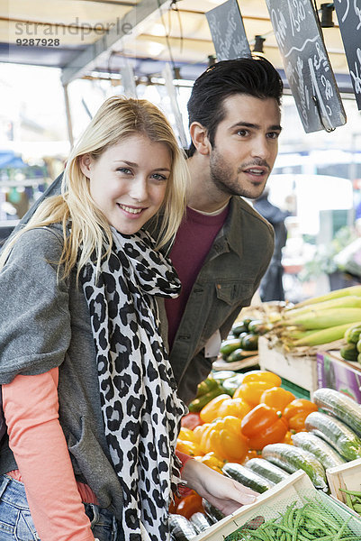 Junges Ehepaar beim Obst- und Gemüsehandel