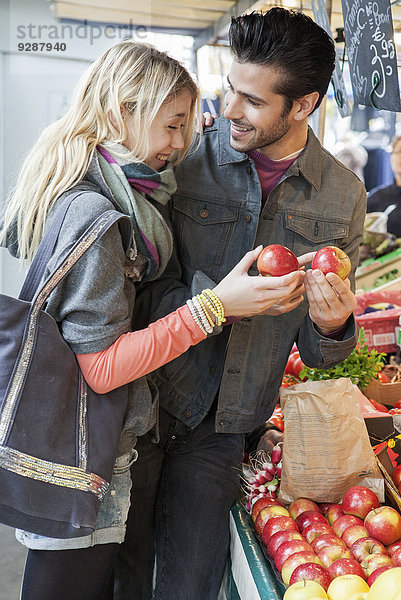 Junges Ehepaar beim Obst- und Gemüsehandel