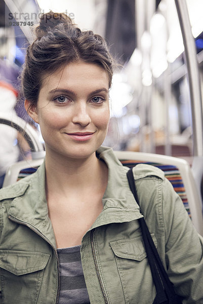 Junge Frau in der U-Bahn  Portrait