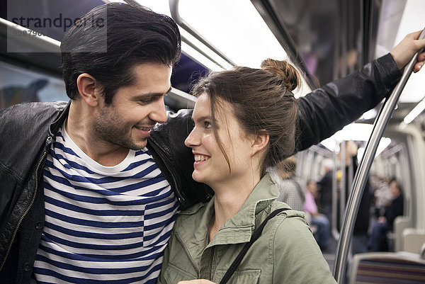 Junges Paar  das zusammen U-Bahn fährt