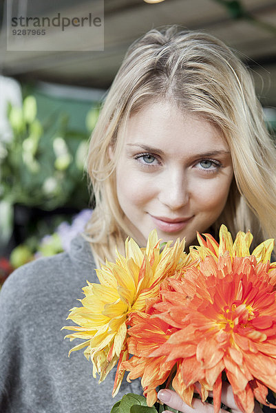 Junge Frau mit Blumenstrauß  Portrait