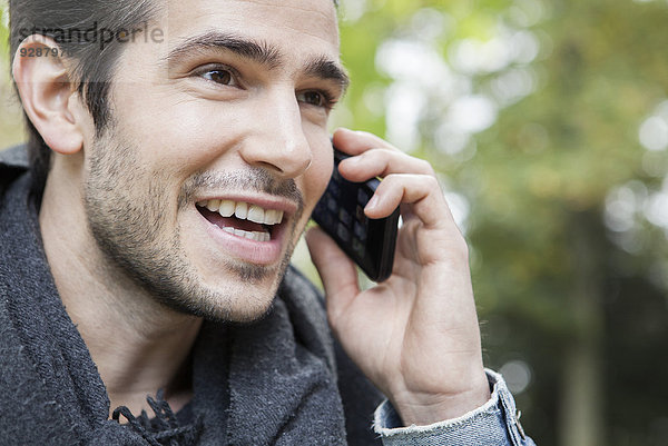 Mann im Freien telefoniert mit dem Handy