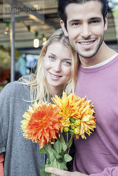 Paar mit Blumenstrauß  Portrait