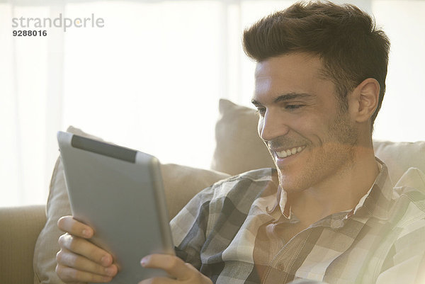 Digitale Tabletts machen das Video-Chatten mit Freunden und Verwandten einfach.