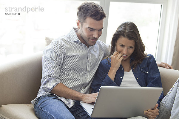 Paar mit Laptop-Computer zusammen zu Hause