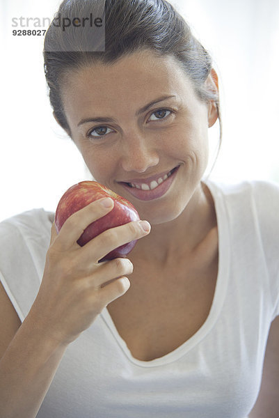 Frau hält Apfel  Portrait