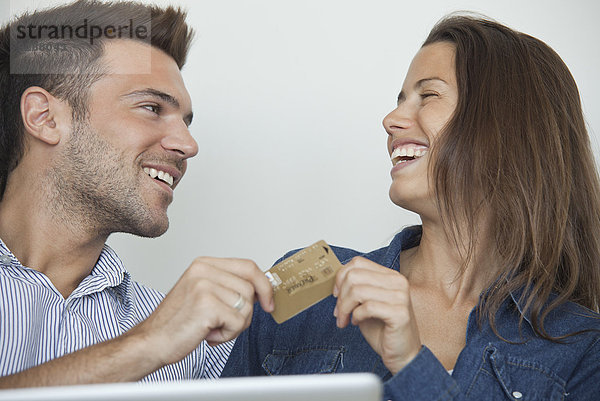 Paar mit Kreditkarte online einkaufen