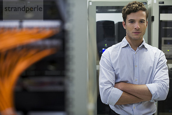 Netzwerkkabel an den Computer-Großrechner angeschlossen  Computer-Techniker im Hintergrund