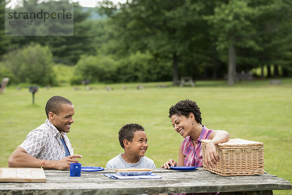 Familie macht im Sommer ein Picknick.