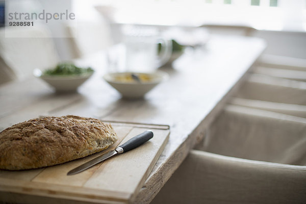 Ein Speisesaal des Hauses. Essen auf dem Tisch. Gebackenes Brot.